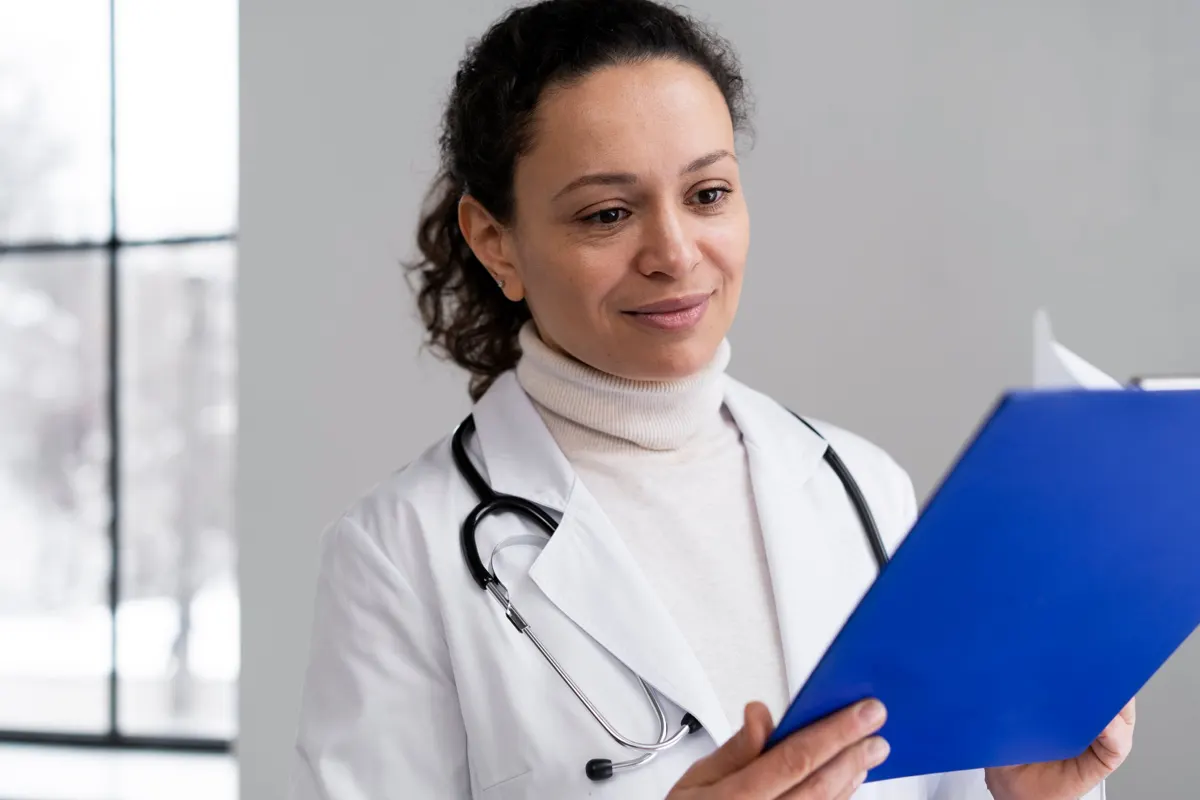 Médecin consultant le dossier d’une patiente atteinte de fibromes utérins