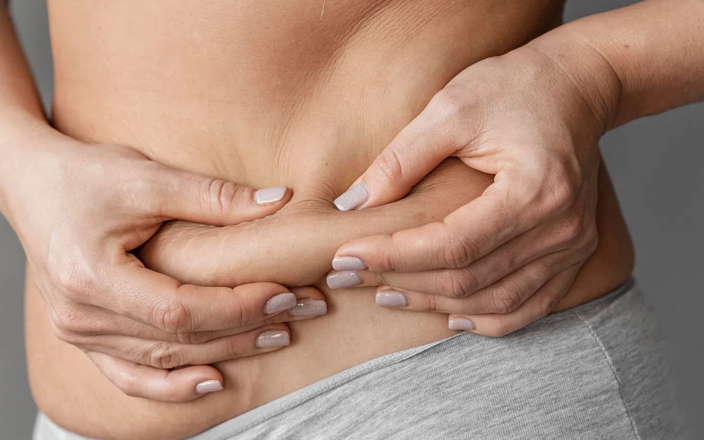 Ventre gonflé : un fibrome sous-séreux volumineux peut augmenter le volume abdominal